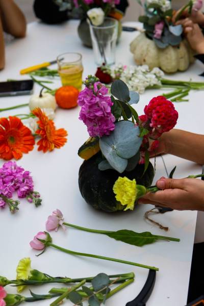 Retour en images sur notre atelier Halloween : citrouilles fleuries & ambiance enchantée aux Halles