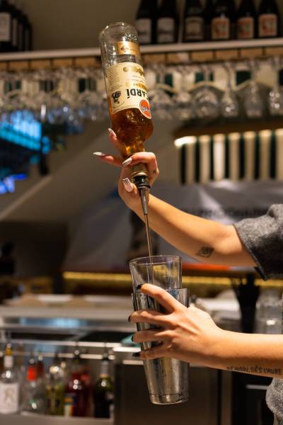 bar à vin et cocktails halles Victoria Hyères Café Hyérois ambiance conviviale