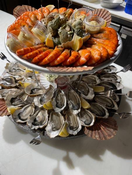 écailler halles Victoria Hyères Criée Raynier spécialités fruits de mer frais