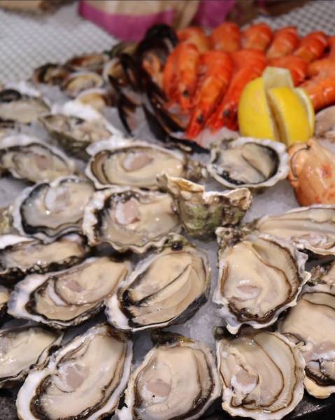 huîtres fraîches restaurant halles Hyères Criée Raynier huîtres iodées ouvertes aux halles victoria à Hyères 