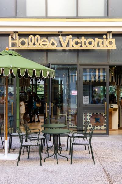 Où organiser un séminaire d'entreprise original dans un restaurant à Hyères 83400 ? Privatisez notre food-court avec verrière Eiffel pour booster la cohésion de vos équipes.